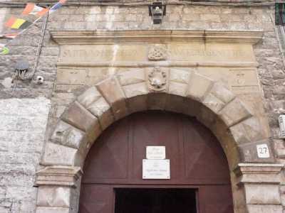 A due piani, lo stabile � caratterizzato da un portale ad arco sorretto da due massicce colonne doriche e arricchito dall'alternanza di bugne piane e coppie di bugne a punta di diamante
